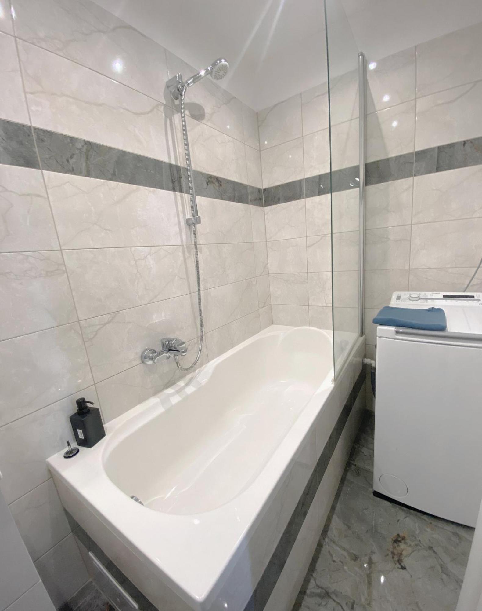 New Colorful Apartment With Big Balcony Bratislava Extérieur photo